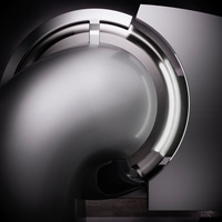 Structure métallique abstraite avec des surfaces brillantes et des courbes élégantes, minimaliste