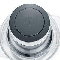 Vue de dessus d'un mixeur gris avec un logo sur le couvercle, gros plan.