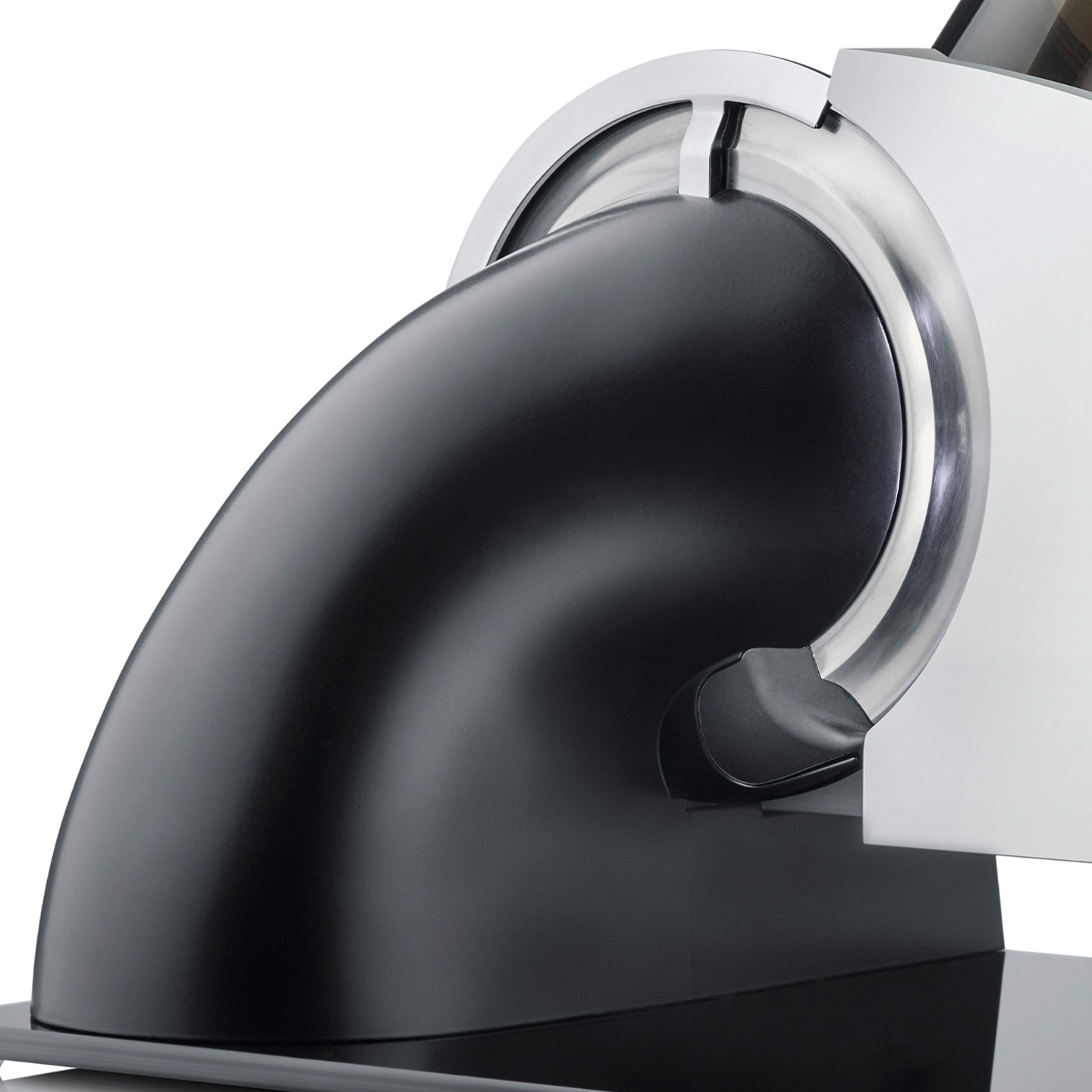 Gros plan d'un appareil de cuisine noir avec des accents argentés sur fond blanc.