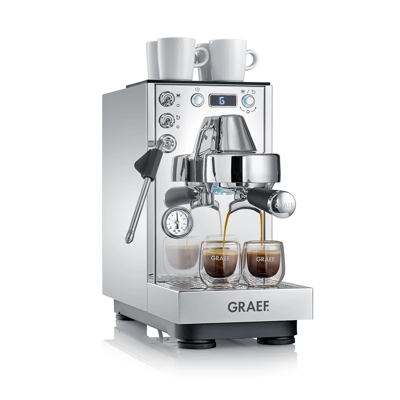 Une machine à expresso chromée brillante avec deux tasses de café et deux tasses sur le dessus.