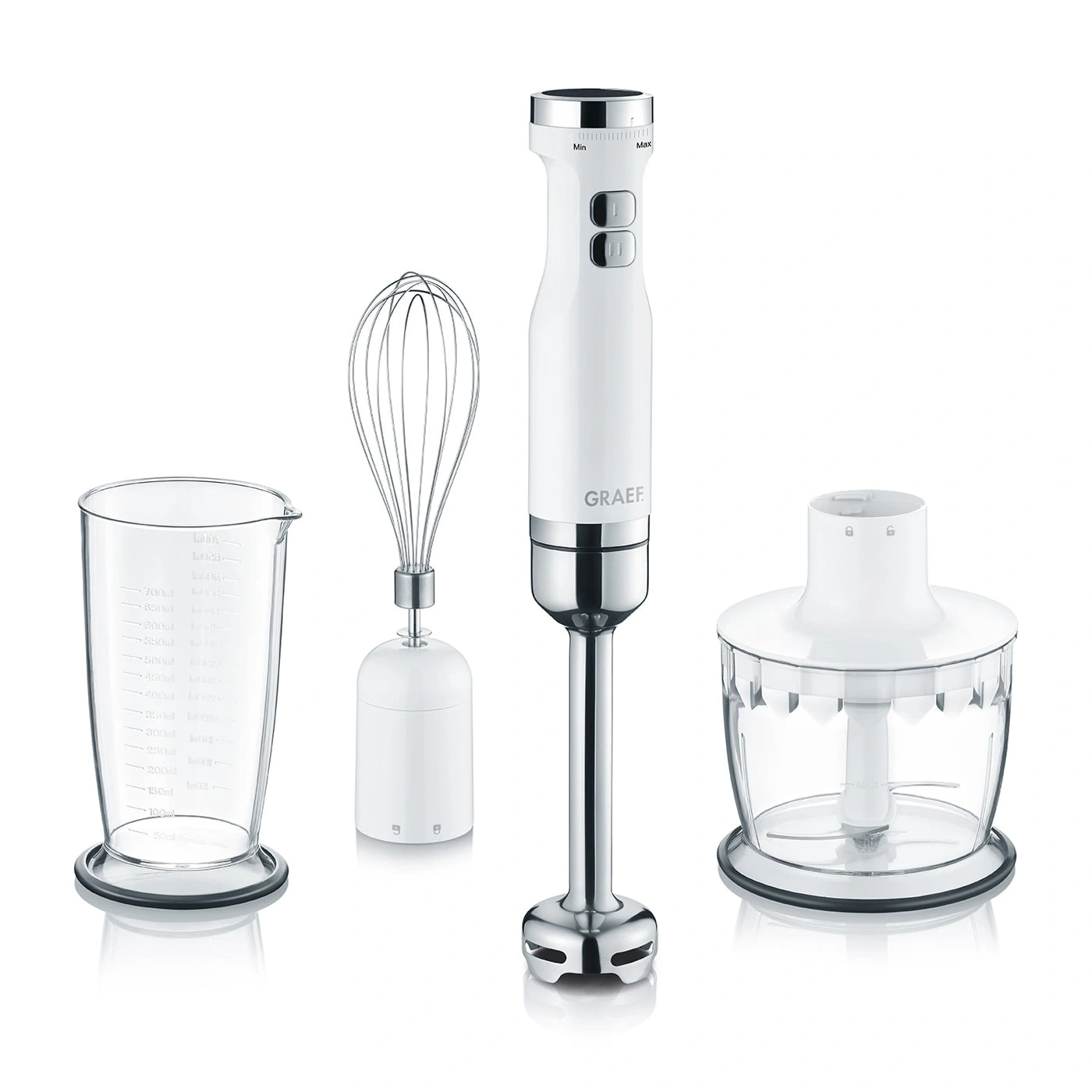 Set di elettrodomestici da cucina bianchi con misurino, frusta e frullatore, isolato su sfondo bianco.