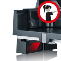 Primo piano di un'affettatrice elettrica con un segnale di avvertimento e una freccia rossa.