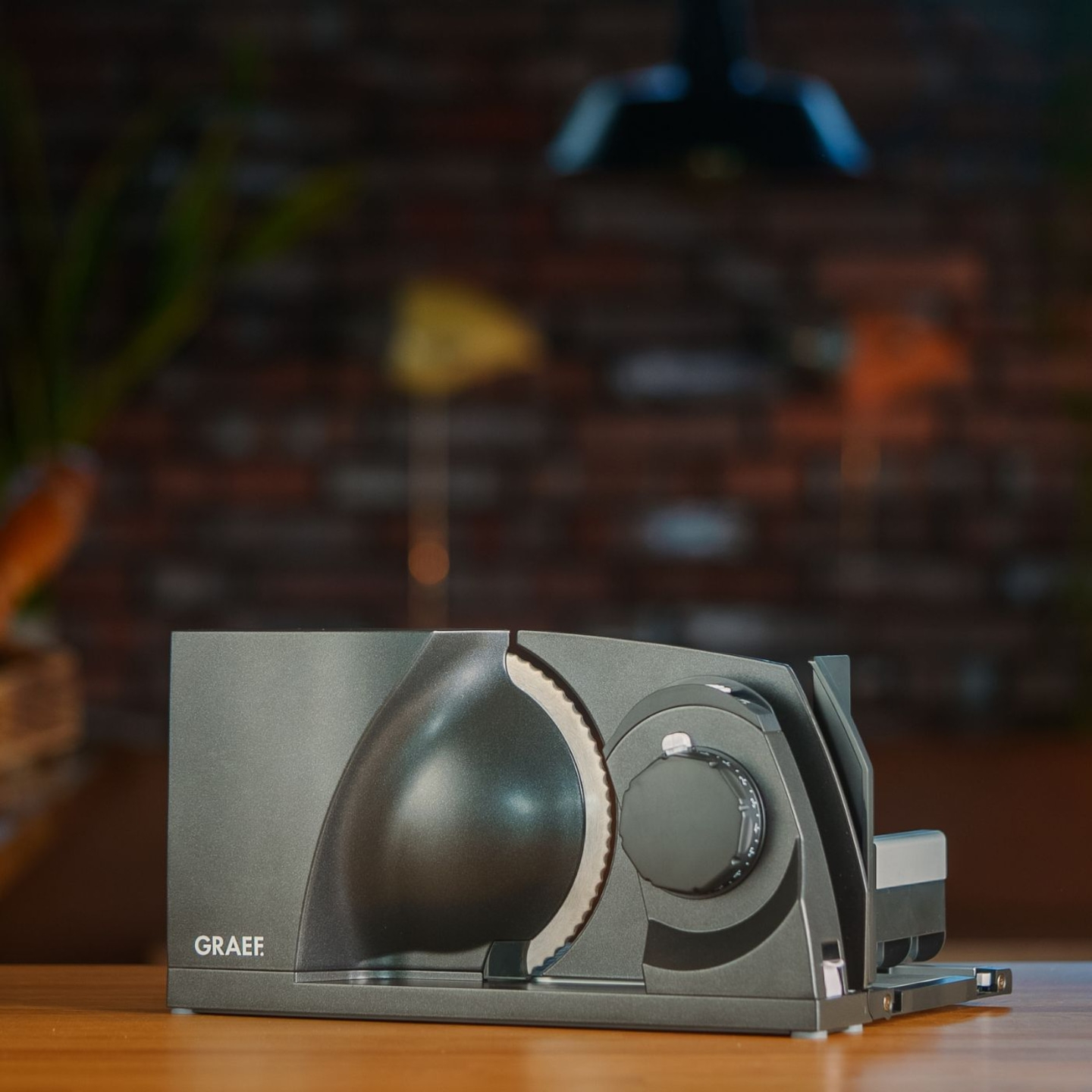 Trancheuse Graef sur surface en bois, couleur grise, appareil de cuisine, gros plan