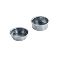 Deux filtres à café argentés sur fond blanc, gros plan.