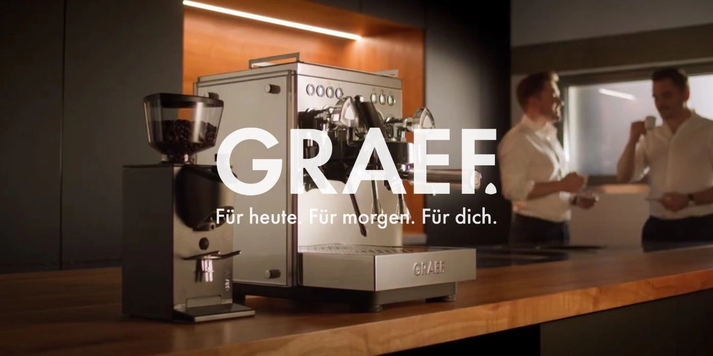 Macchina da caffè GRAEF con due uomini che bevono caffè in cucina