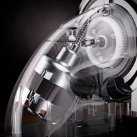 Gros plan d'un appareil transparent avec engrenages et moteur, vue détaillée