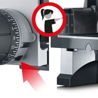 Panneau d'avertissement avec une femme tendant la main vers l'appareil.