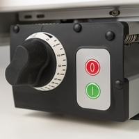 Manopola nera con numeri e due pulsanti con 0 e 1 su una macchina