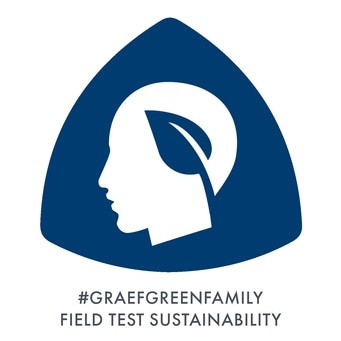 Triangle bleu avec tête et feuille, texte : #GRAEFGREENFAMILY FIELD TEST SUSTAINABILITY