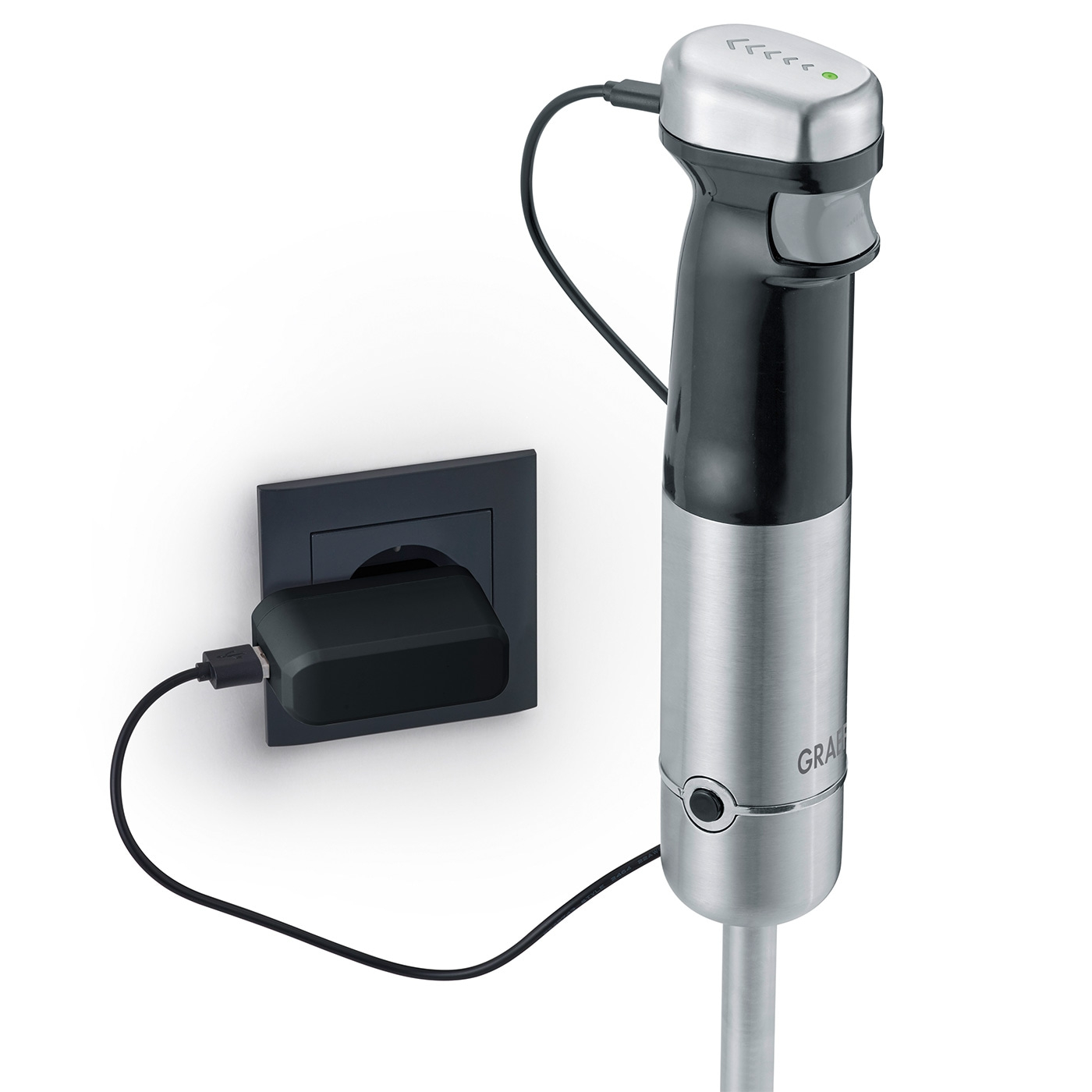 Mixeur plongeant avec chargeur branché sur une prise murale pour charger.