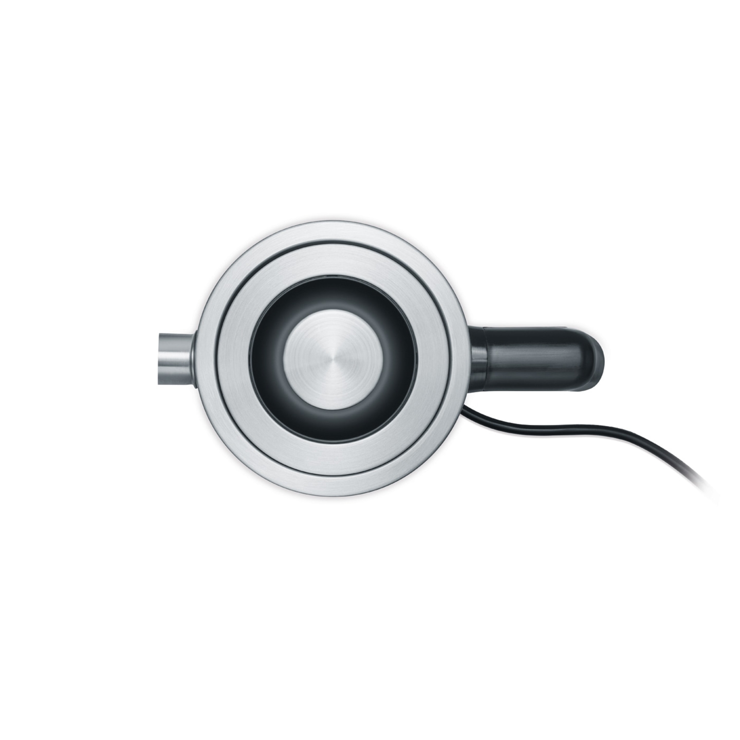 Gros plan d'un appareil argenté avec une poignée et un câble noirs sur fond blanc