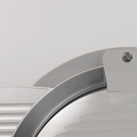 Primo piano di un'affettatrice d'argento con lama e dettaglio vite