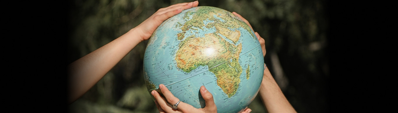 Hände halten Globus. Weltkugel mit Afrika. Umwelt und Nachhaltigkeit.