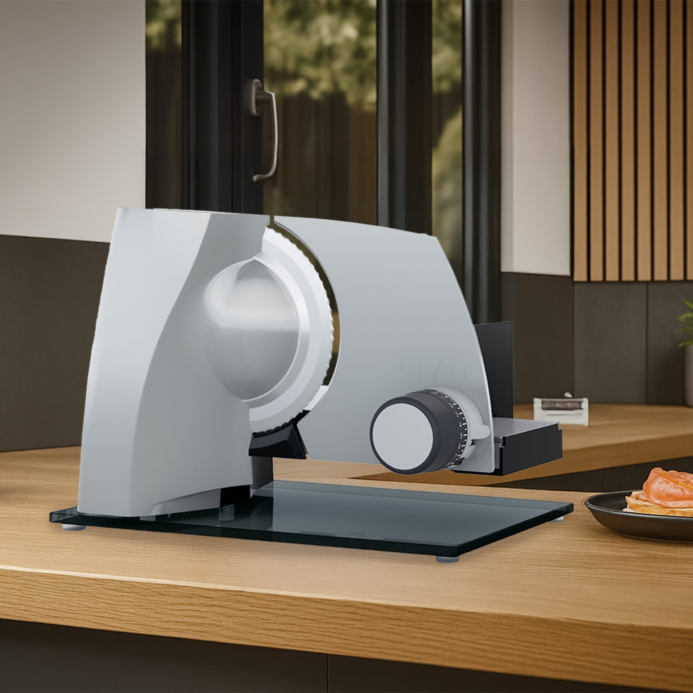 Affettatrice di carne grigia su tavolo di legno con cibo sullo sfondo