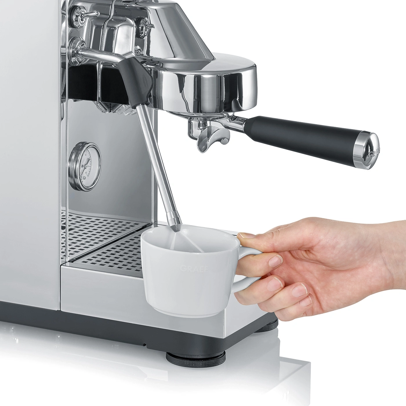 Une main tient une tasse à café sous une machine à expresso.