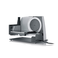 Affettatrice elettrica, grigia e nera, isolata su sfondo bianco, elettrodomestico