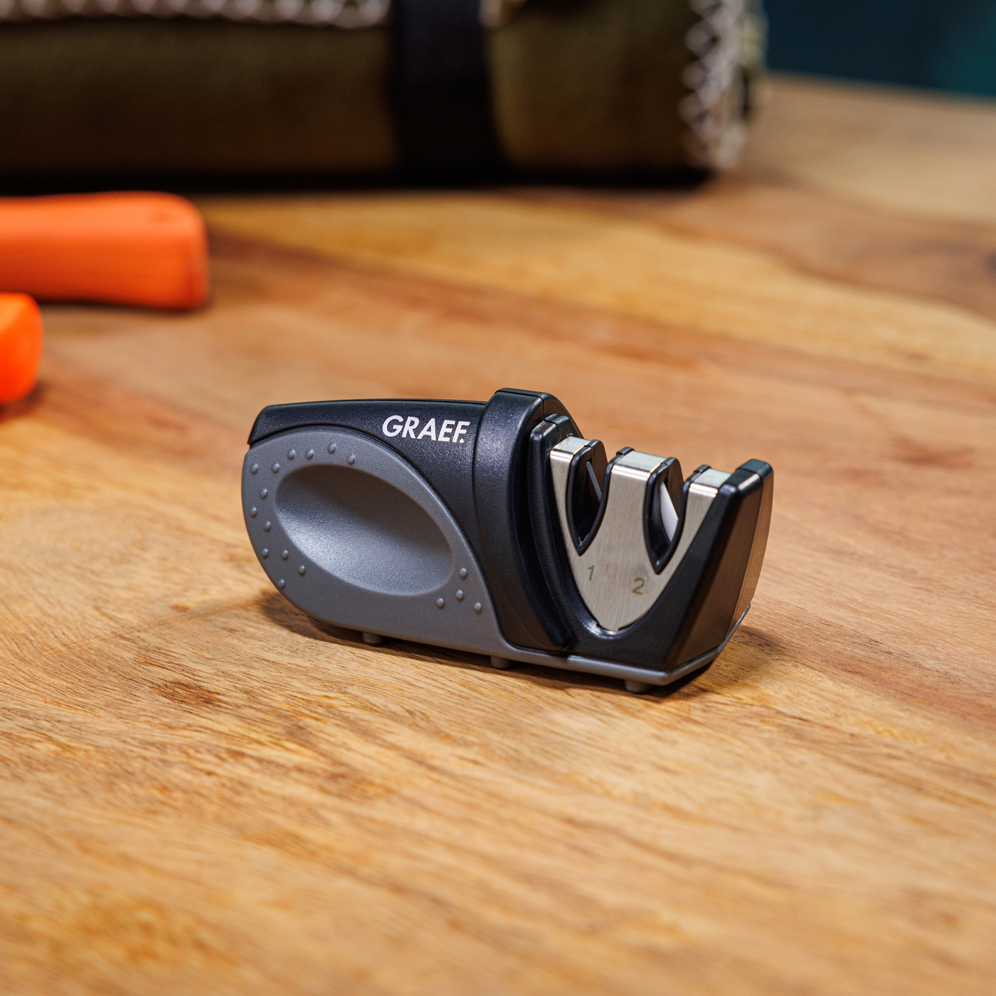 Affilacoltelli Graef su superficie in legno con carote sullo sfondo