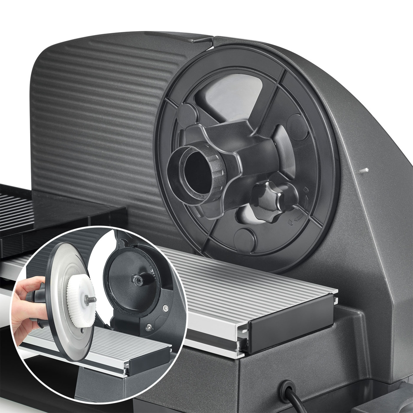 Primo piano di un'affettatrice con parte staccata e vista dettagliata del meccanismo