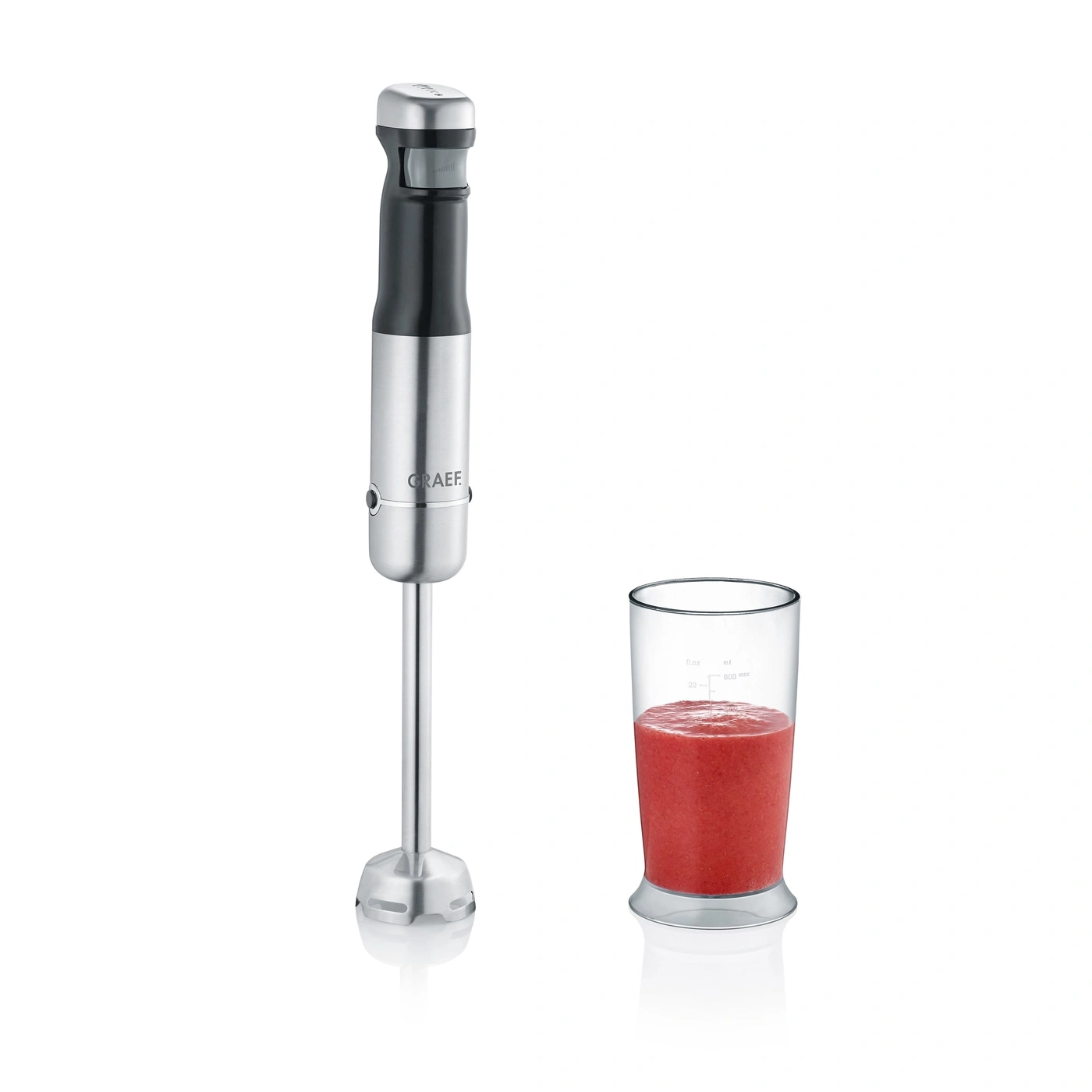 Mixeur plongeant avec verre de smoothie rouge sur fond blanc.