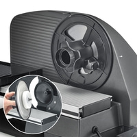 Primo piano di un'affettatrice con parte staccata e vista dettagliata del meccanismo