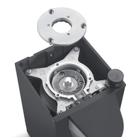 Moulin à café démonté, meule, couvercle, vis, gros plan, pièces internes, technologie