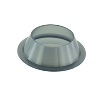 Imbuto di plastica grigia con bordo largo, isolato su sfondo bianco, ripresa in studio.