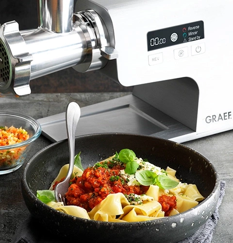 Tritacarne con pasta e sugo al pomodoro, basilico, piatto, cibo, cucina