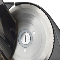 Primo piano di un'affettatrice elettrica con lama seghettata e pannello di controllo