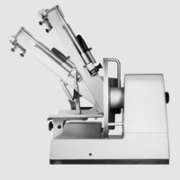 Affettatrice per carne, attrezzatura professionale, acciaio inossidabile, preparazione alimenti, cucina, ristorazione.