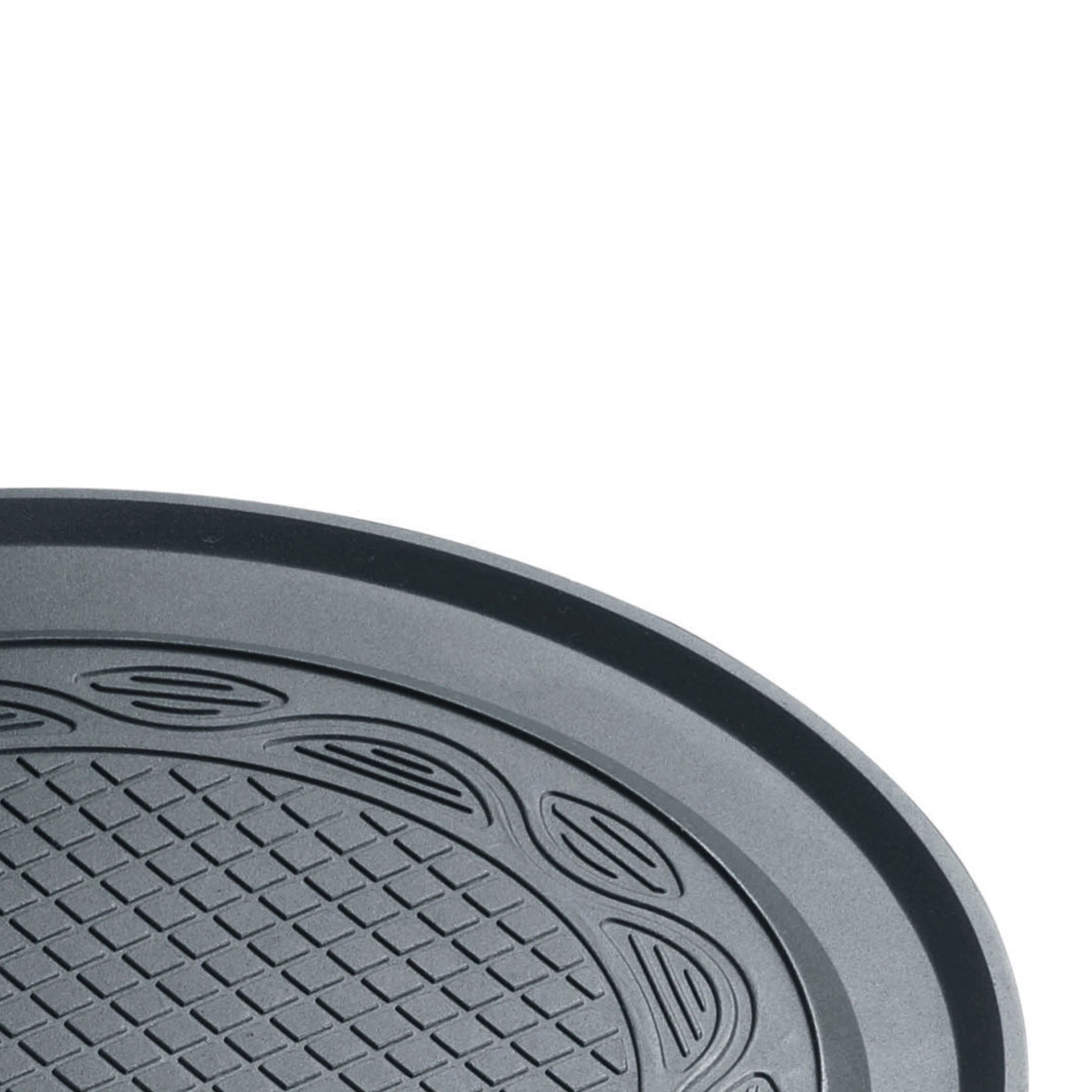 Gros plan d'un tapis rond gris à motifs avec un bord surélevé, isolé