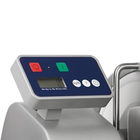 Bilancia con pulsanti e display. Capacità massima: 5 kg e 9 libbre 15 once. Pulsanti kg/lb, T e info.