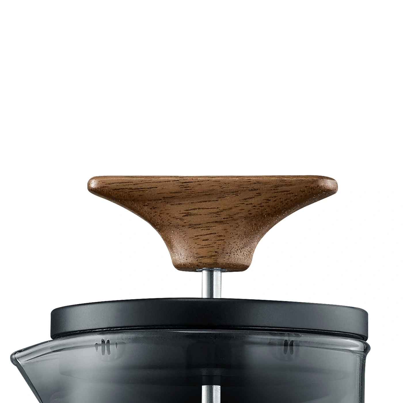 Gros plan d'une cafetière avec une poignée en bois et un couvercle noir