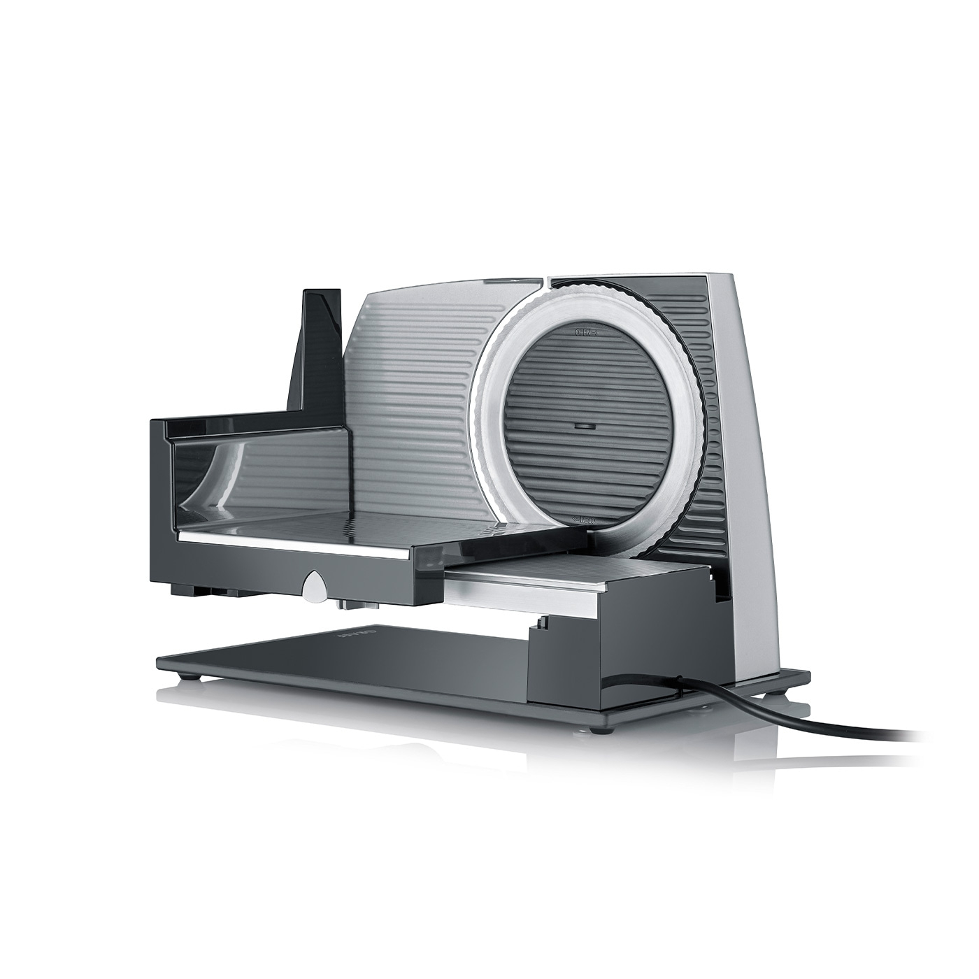 Affettatrice elettrica, grigia e nera, isolata su sfondo bianco, elettrodomestico