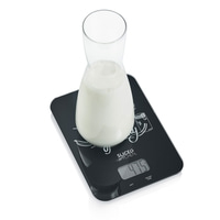 Milk in a glass on a kitchen scale, showing 475 ml.