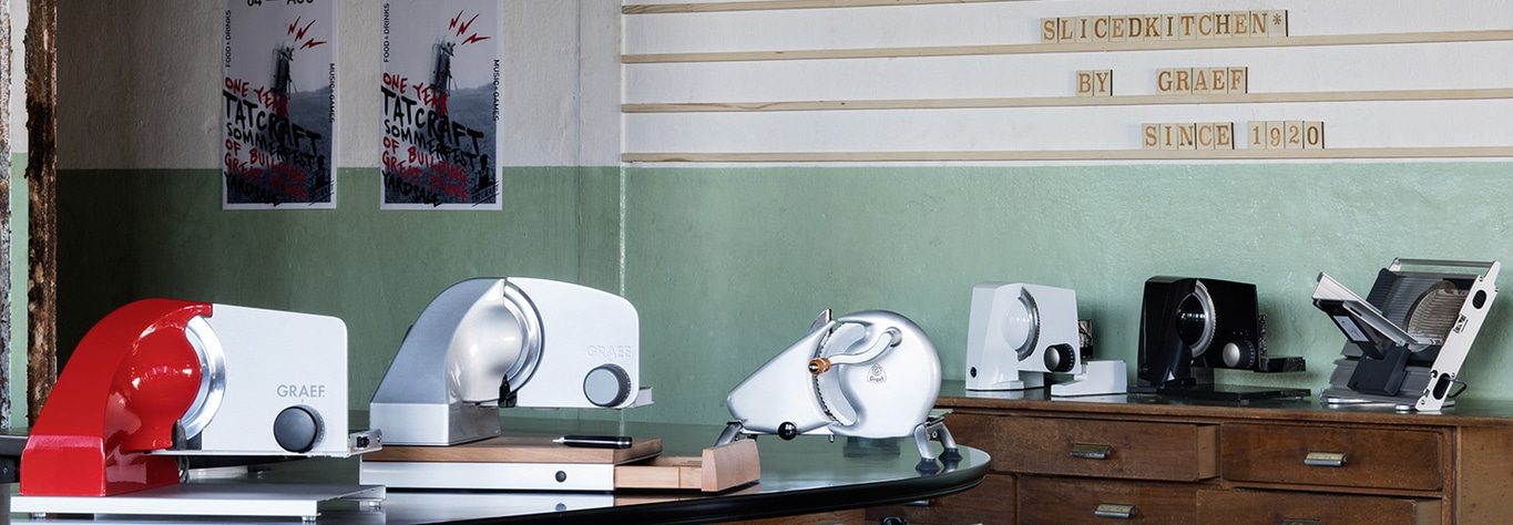 Graef-Schneidemaschinen in einer Küche, Vintage-Stil, Retro-Design, Küchengeräte.