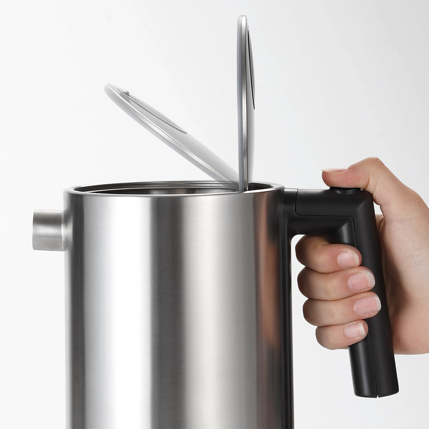Bollitore con coperchio aperto tenuto in mano, primo piano, acciaio inossidabile, nero