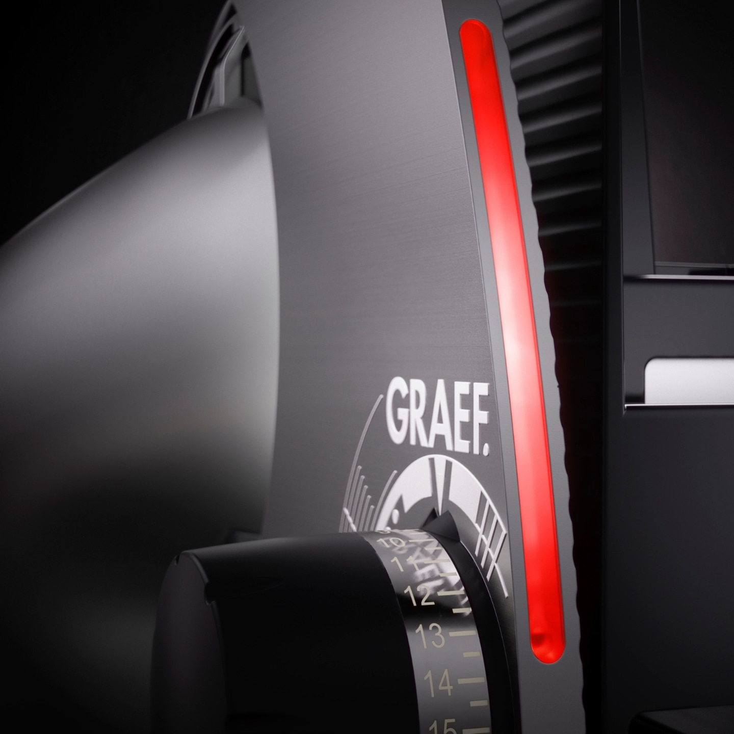 Moulin à café Graef, gros plan, lumière rouge, fond noir, chiffres sur cadran