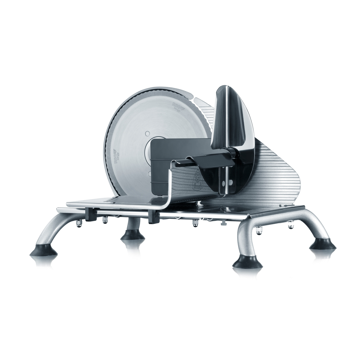 Trancheuse électrique argentée avec une lame ronde et une poignée noire, isolée.