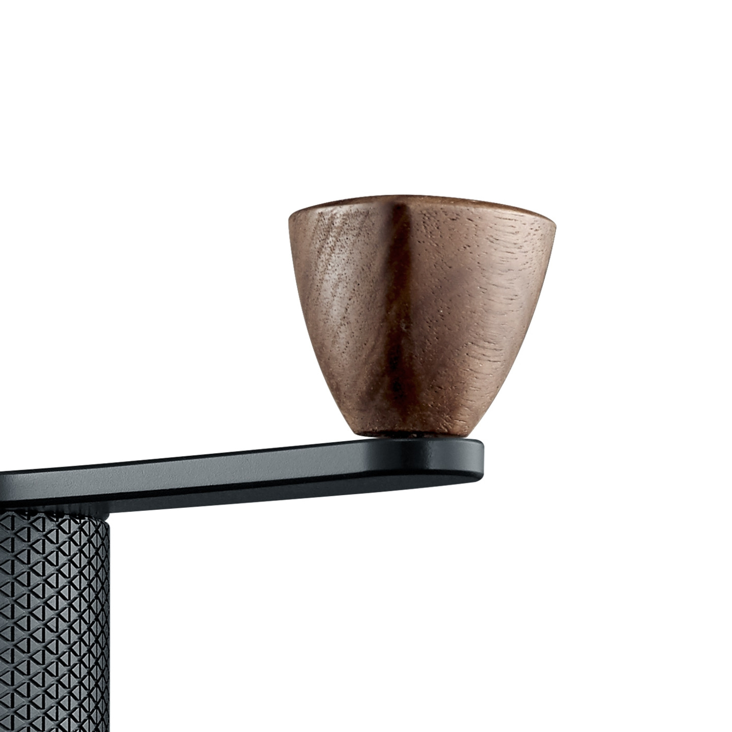 Manico in legno su metallo nero. Dettaglio macinacaffè. Primo piano.