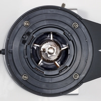 Moulin à café, gros plan, boîtier noir, vis, mécanisme de broyage, pièces internes.